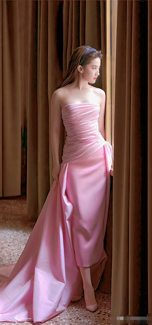 粉色裙搭配刘亦菲的白皮肤,以及完美无瑕的身材,太靓了!