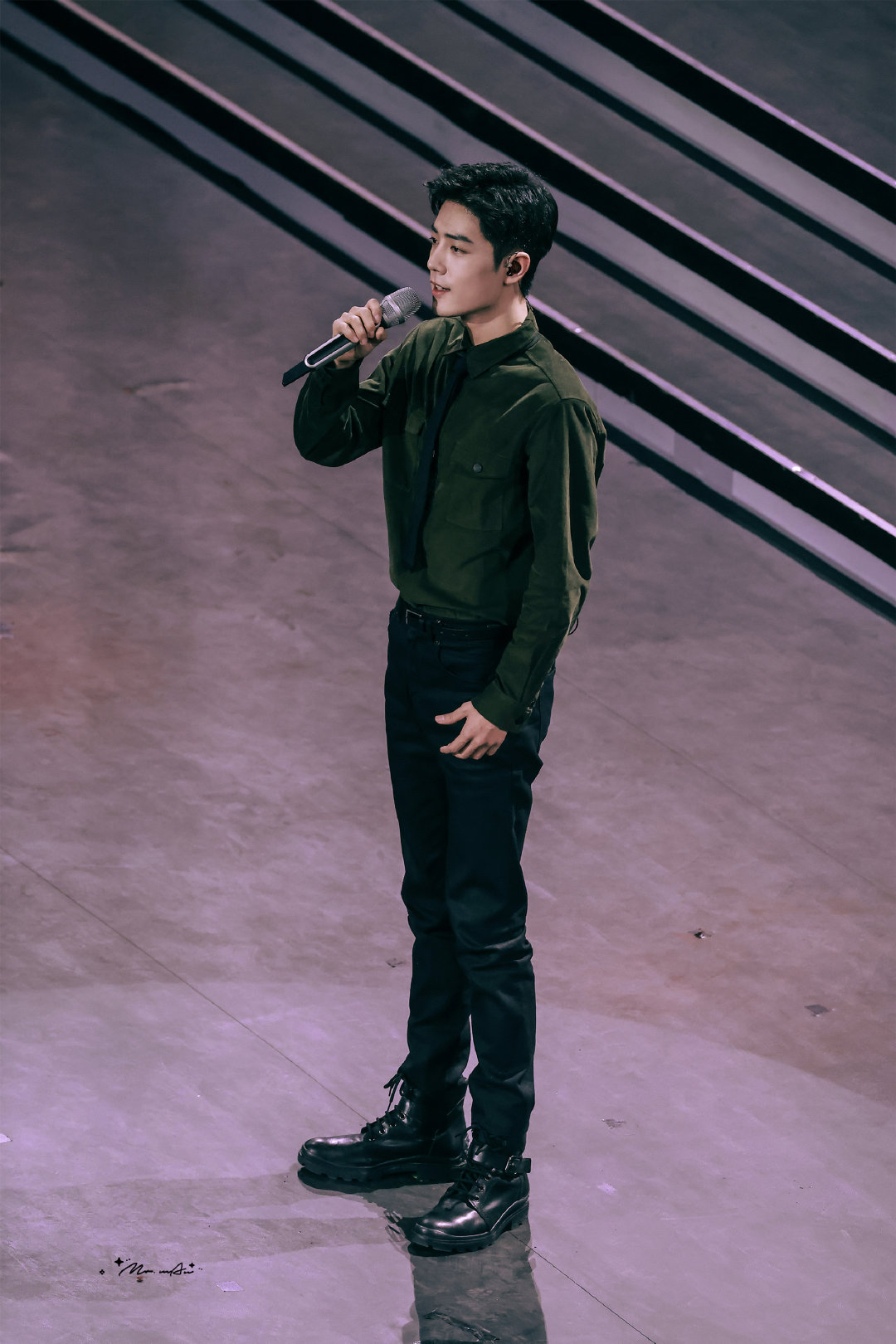 肖战2022网络视听盛典现场舞台照精选—军绿造型飒爽英姿