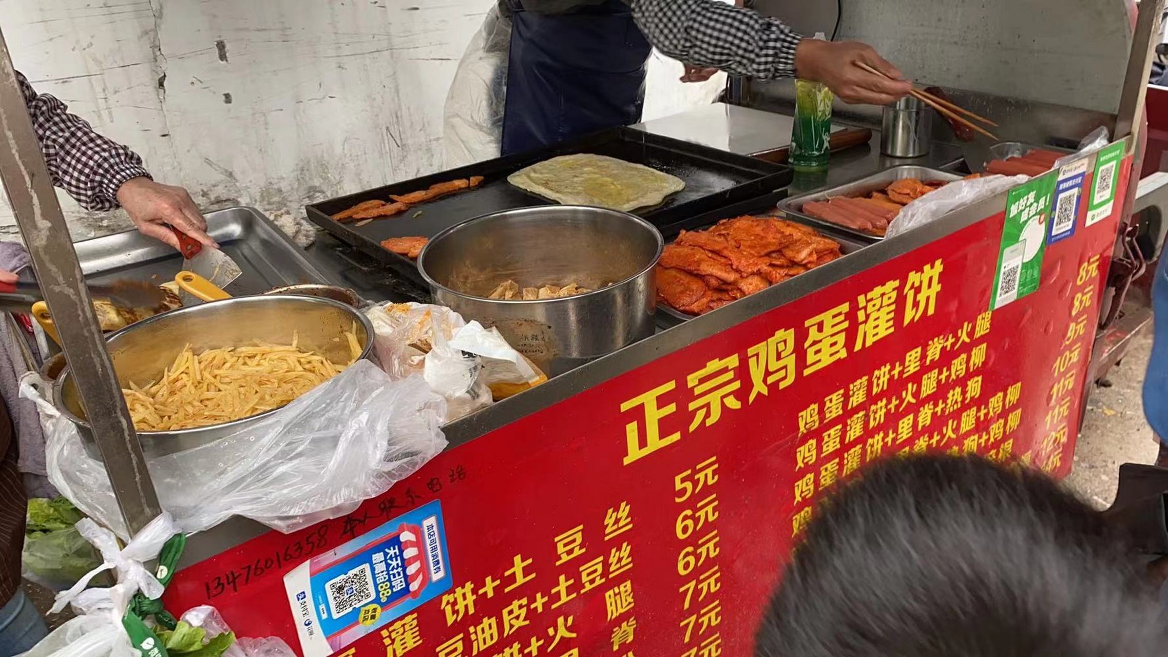 买家厨艺秀 在车上瞥见了鸡蛋灌饼的摊位 那是上大学时最爱吃的美食