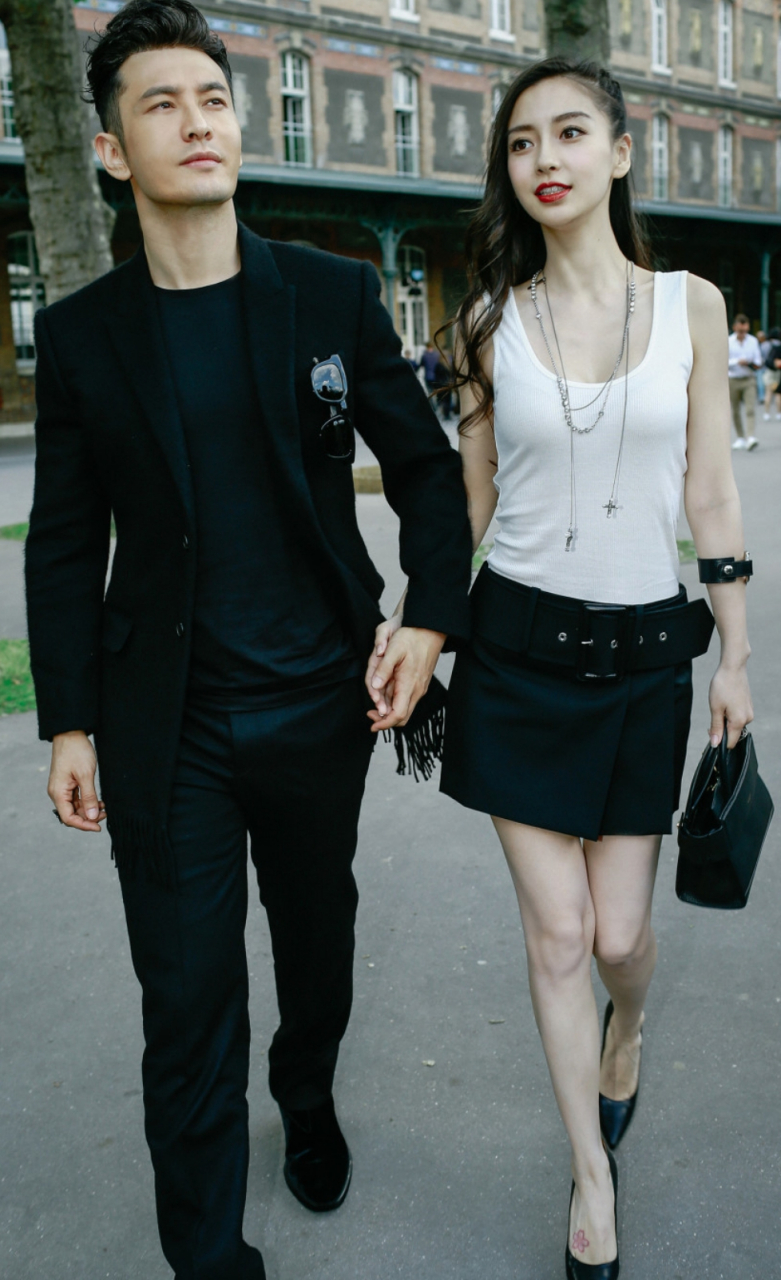 有网友晒出angelababy送儿子小海绵上学的画面.