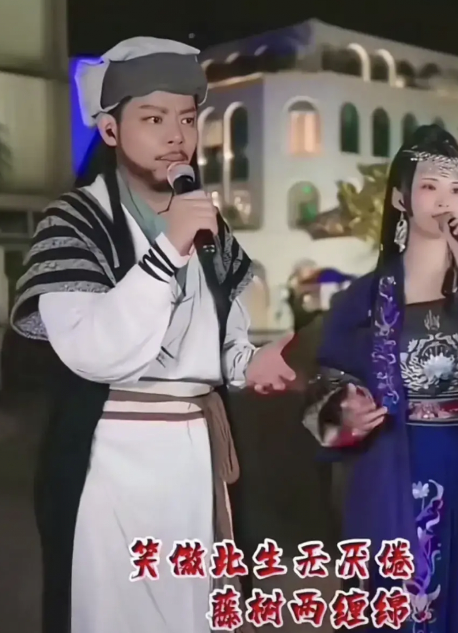 广西乔峰最近新收了个漂亮徒弟,两人在南宁街头唱起《铁血丹心》