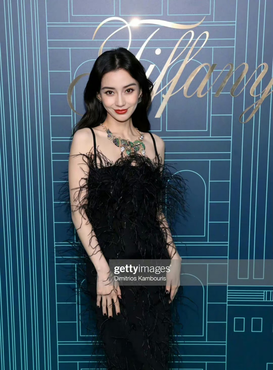 angelababy杨颖外媒生图,这个微笑唇有点吓人啊