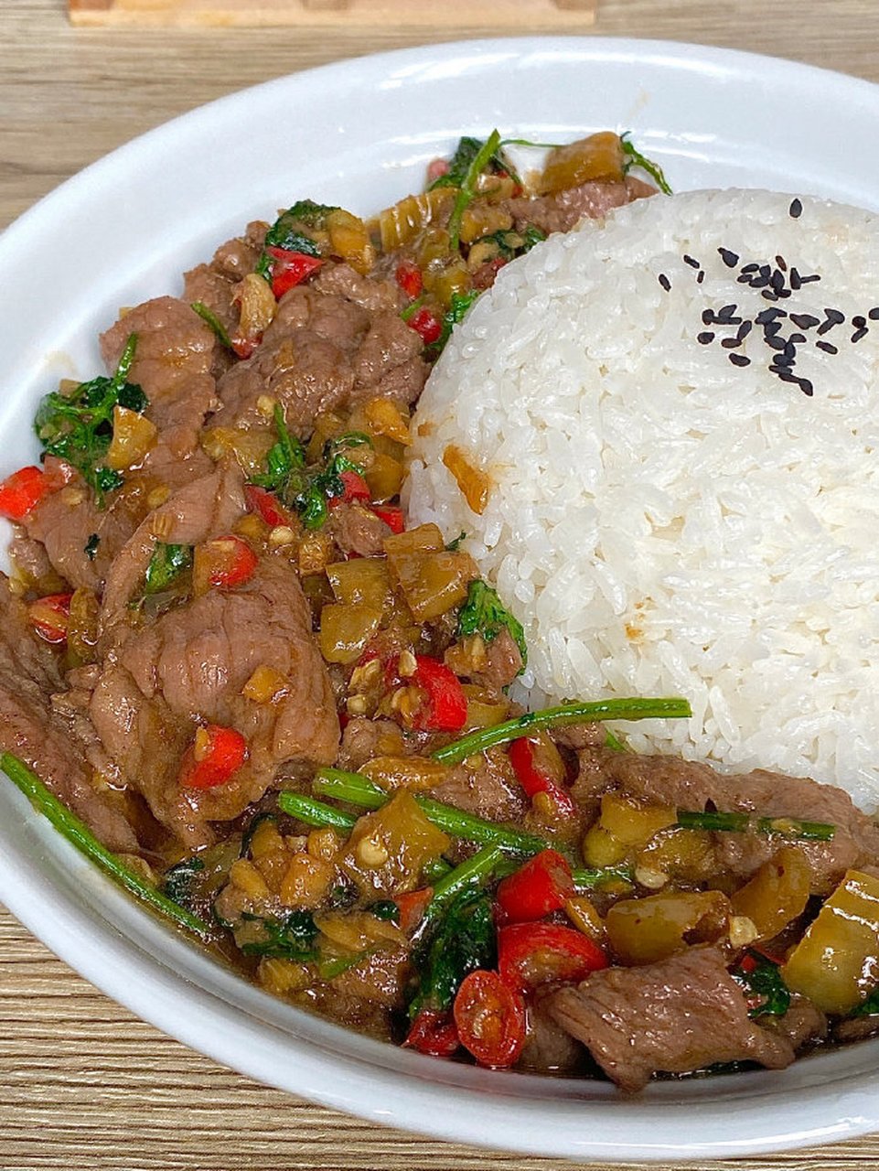 今天午餐时间,我享用了最美味的泡椒牛肉盖饭.