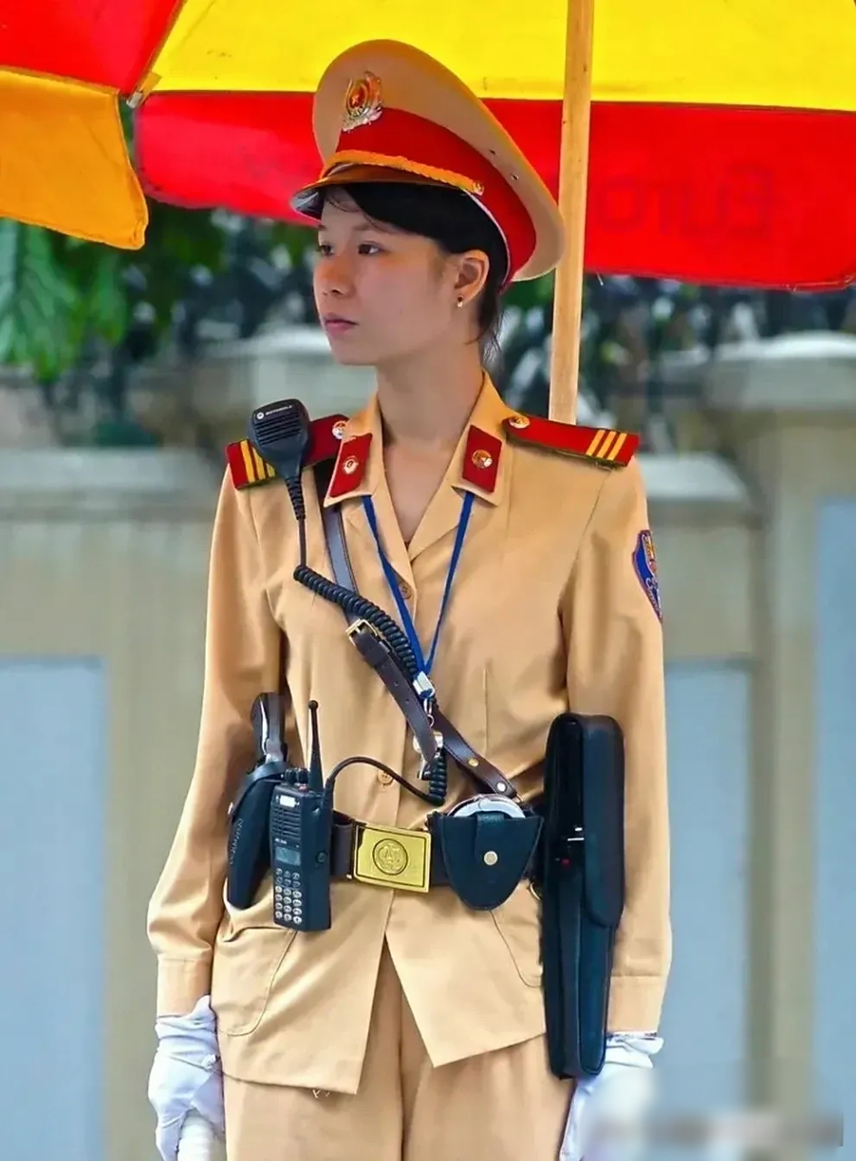 这是一个越南女交警在街头执勤的情景. 不看不知道,一看吓一跳啊.