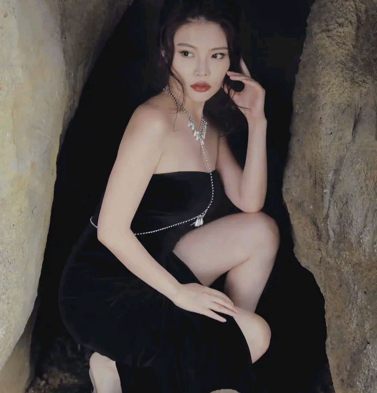 徐冬冬一身黑色迷人长裙展现成熟美女味
