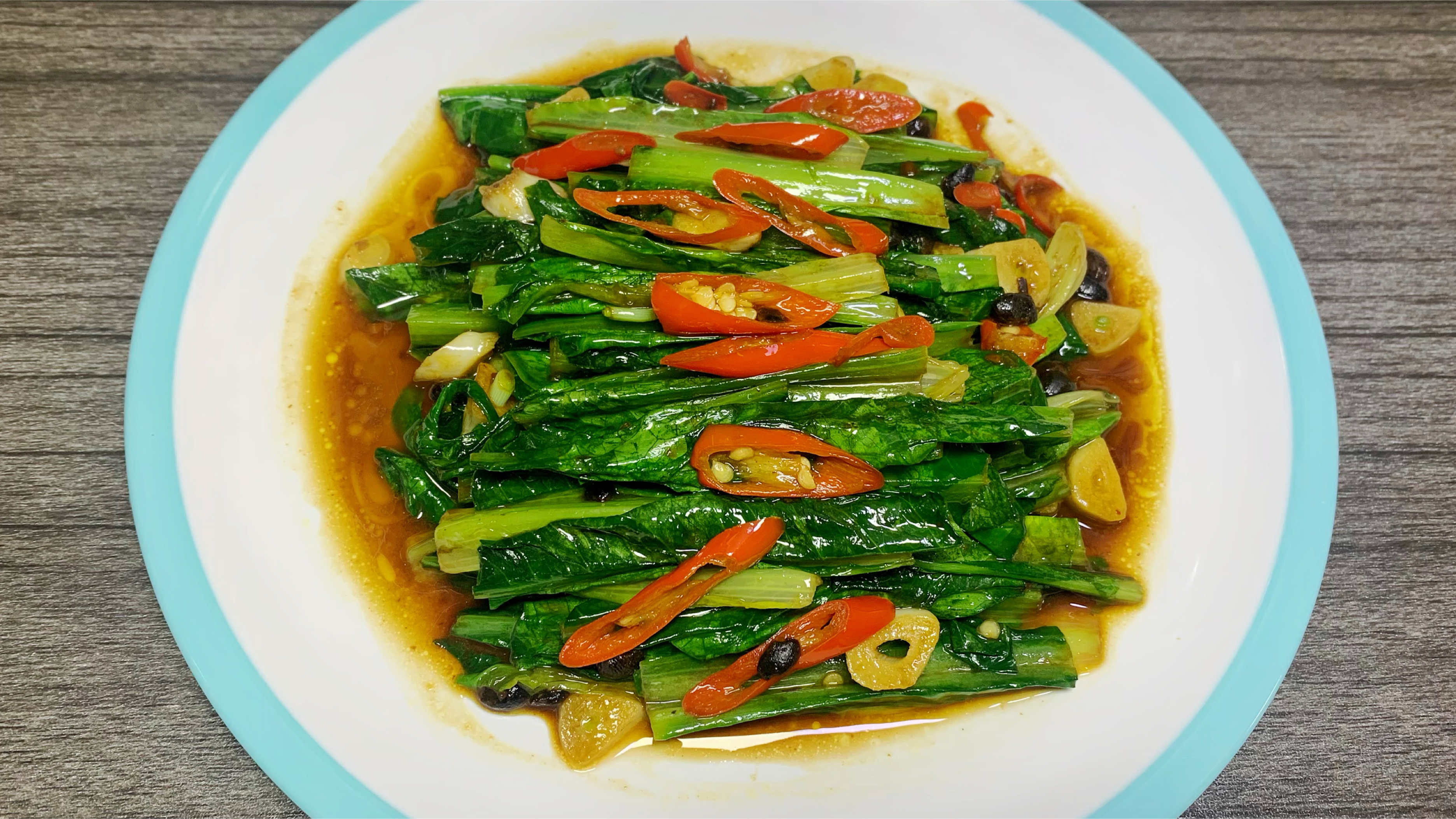 没想到油麦菜加入豆豉一起炒,清脆爽口香辣开胃,比吃大鱼大肉好