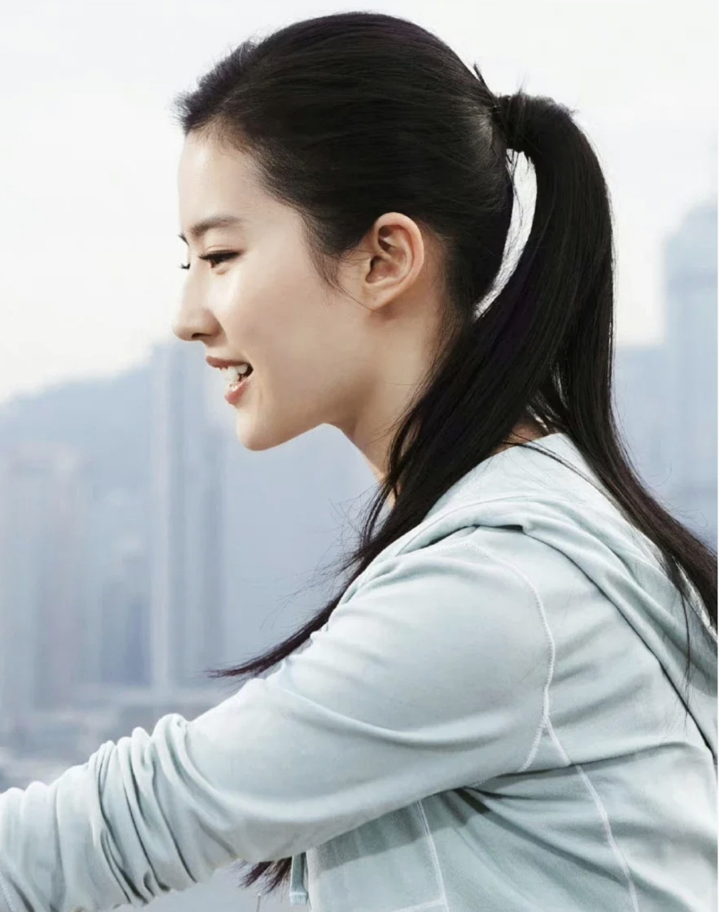 刘亦菲和杨超越高马尾发型对比.