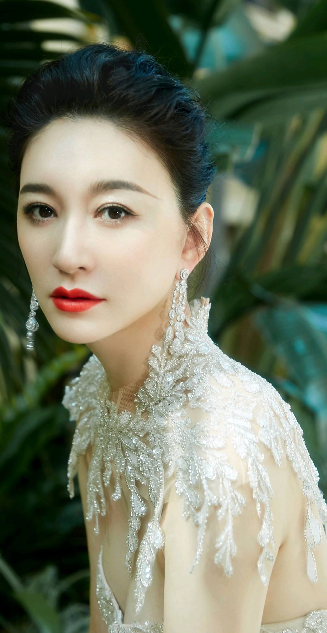 冻龄女神李小冉高清写真,性感优雅,女人味十足