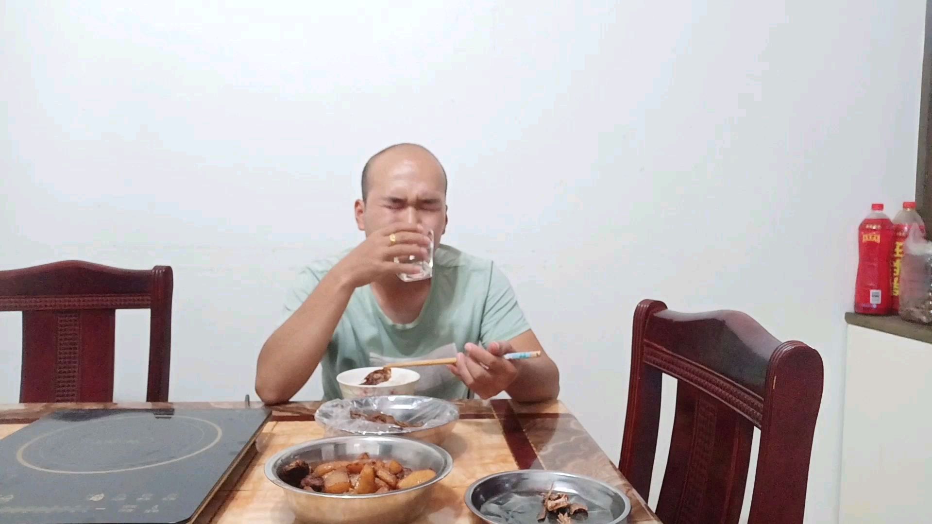 媳妇带着宝宝走了,一个人守着空荡荡的房子,心里难过借酒消愁