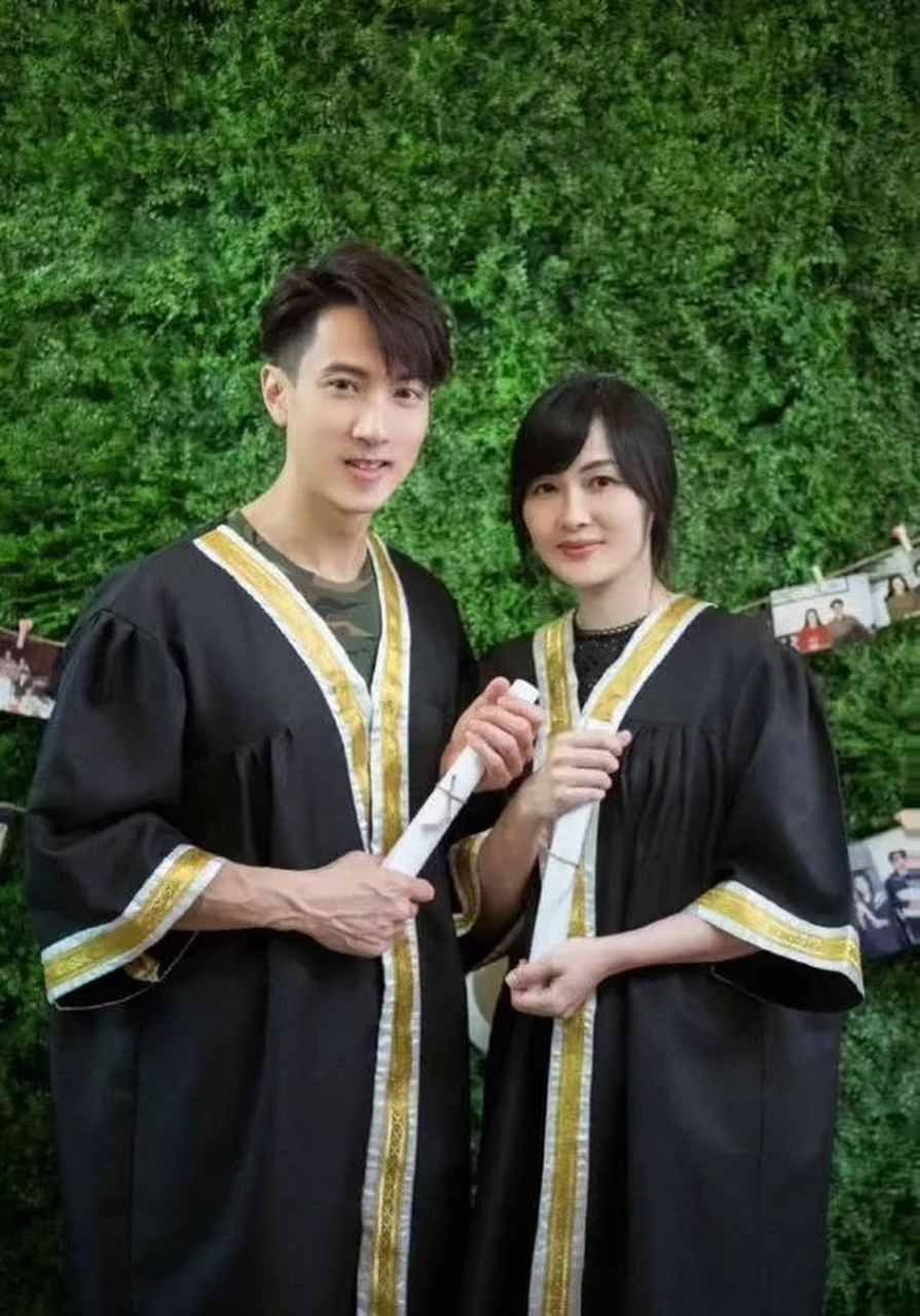 看得来来这是毕业20年后,吴尊跟老婆的再次毕业照吗