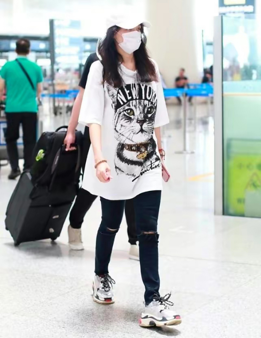 舒淇穿着一身黑色的紧身牛仔裤,这样的紧身破洞牛仔裤穿在舒淇身上,看