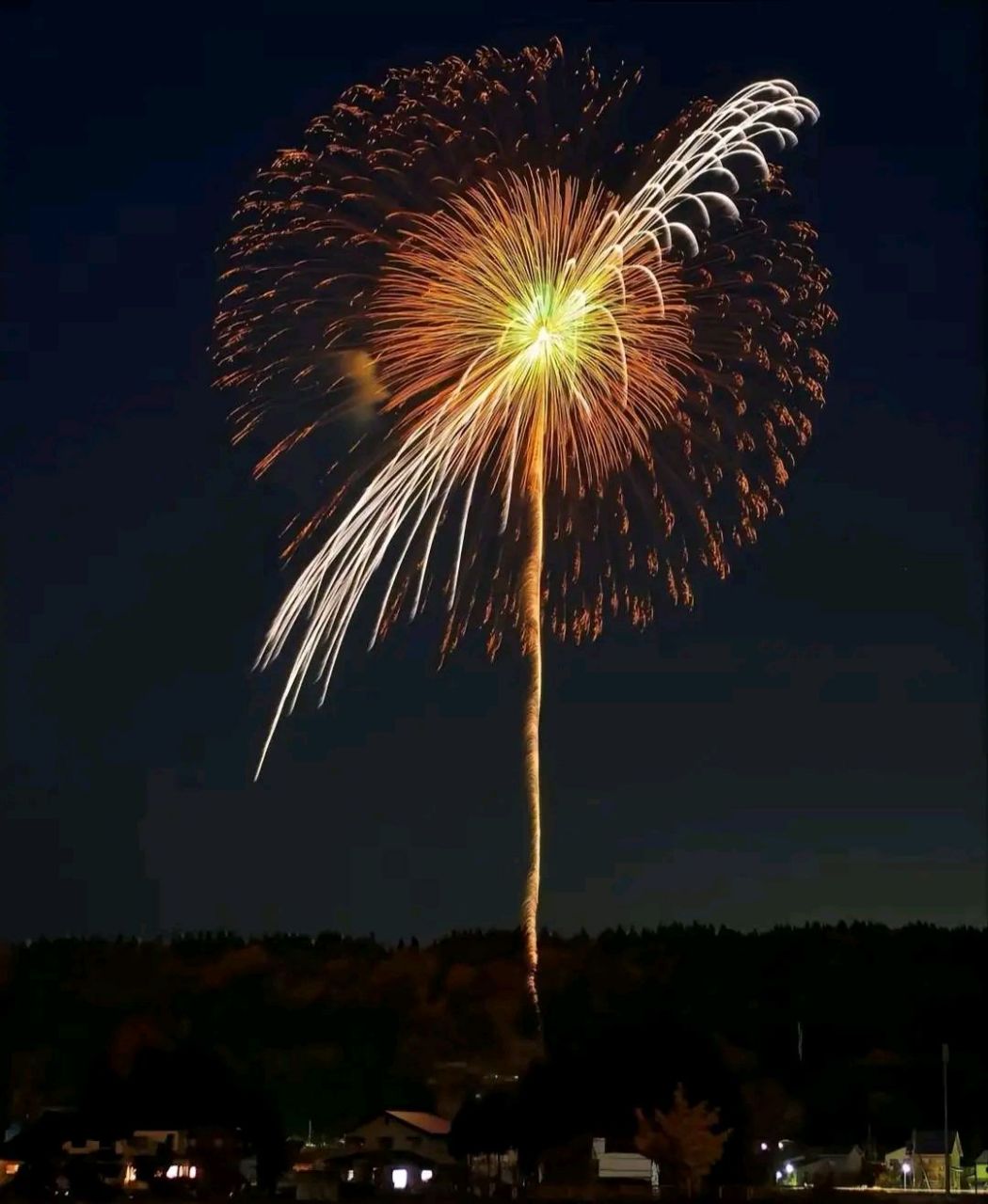 烟花再美落地成灰,承诺再美终究败给了时间,回忆再美也抵不过流年