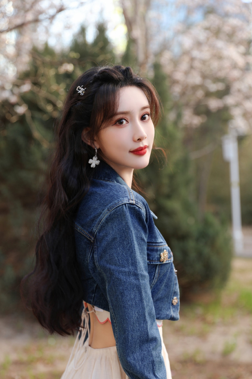 孟子义# 一袭白色印花吊带连衣裙,上衣穿一短款牛仔服,甜美清纯的