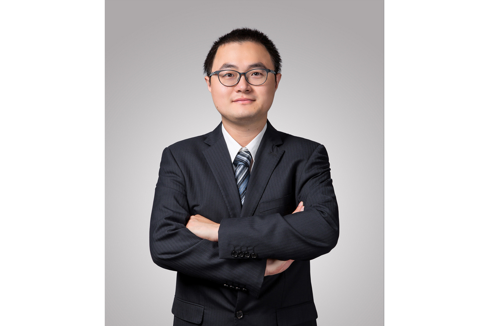 顾成教授只是凭实力宠妻  1,他利用自己的超高智商支持苏某,并无以权