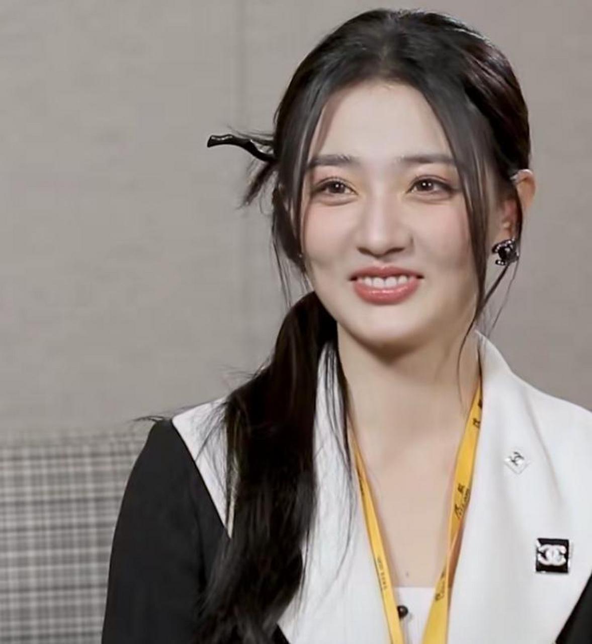 有人说徐璐像杨思敏,也有人说她像李沁,她就不存在自身的美吗