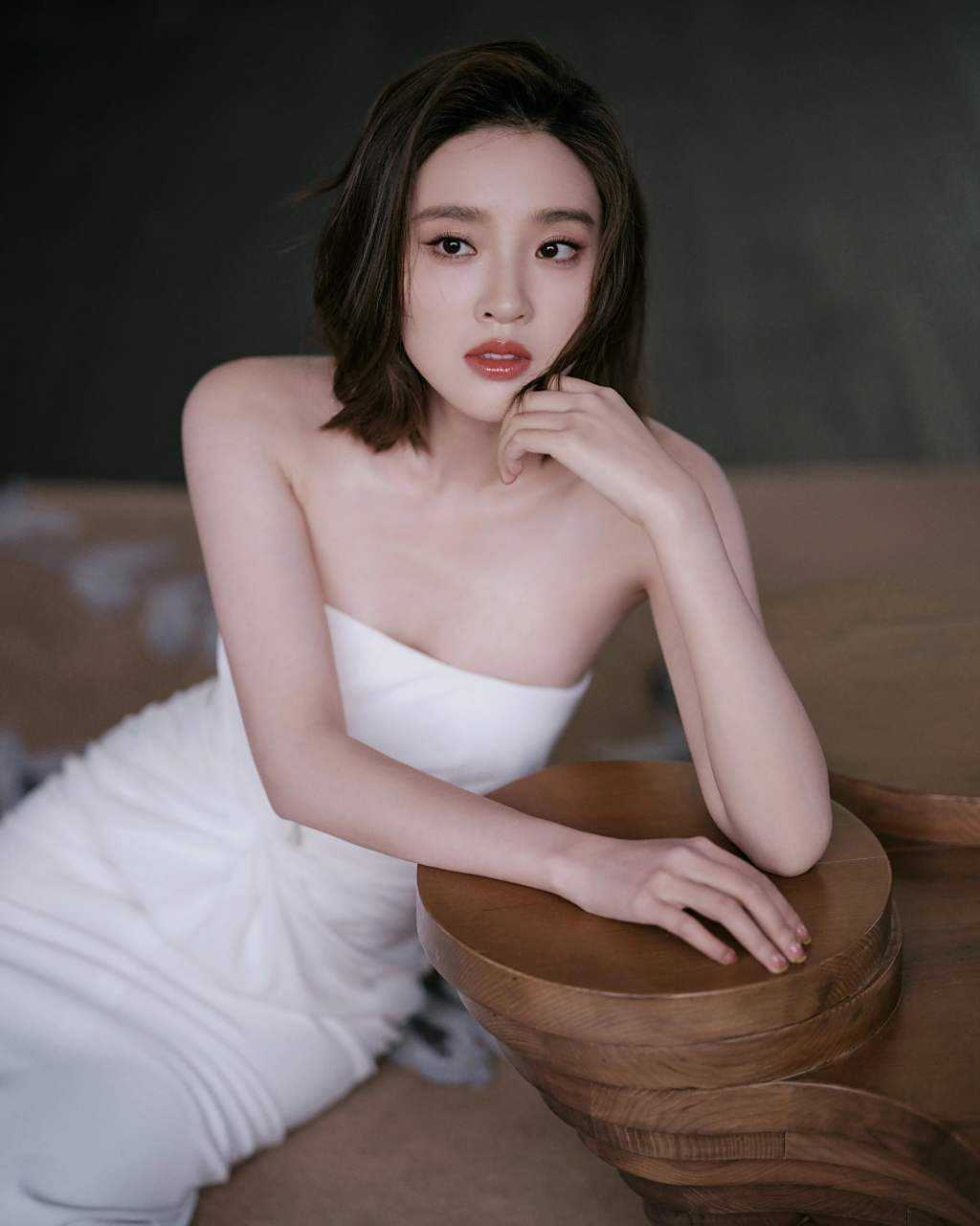 唐艺昕白两色抹胸裙造型大片来了,白色礼服神秘冷艳,白色礼服高洁优雅