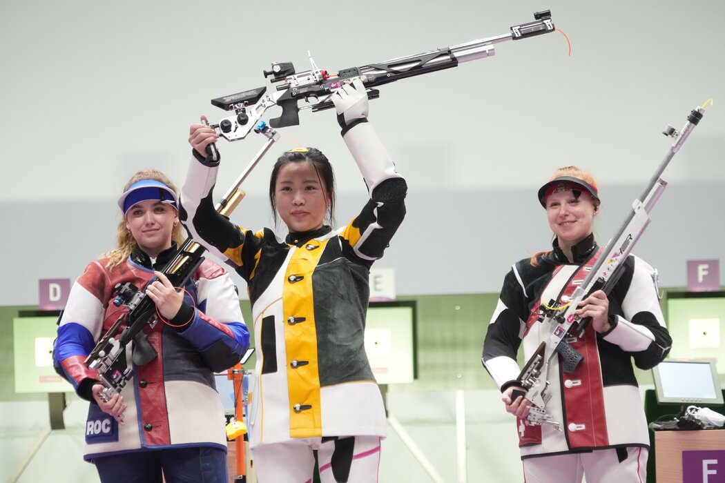 上周六,中国选手杨倩在女子10米气步枪比赛中夺冠,赢得了东京奥运会的首枚金牌。