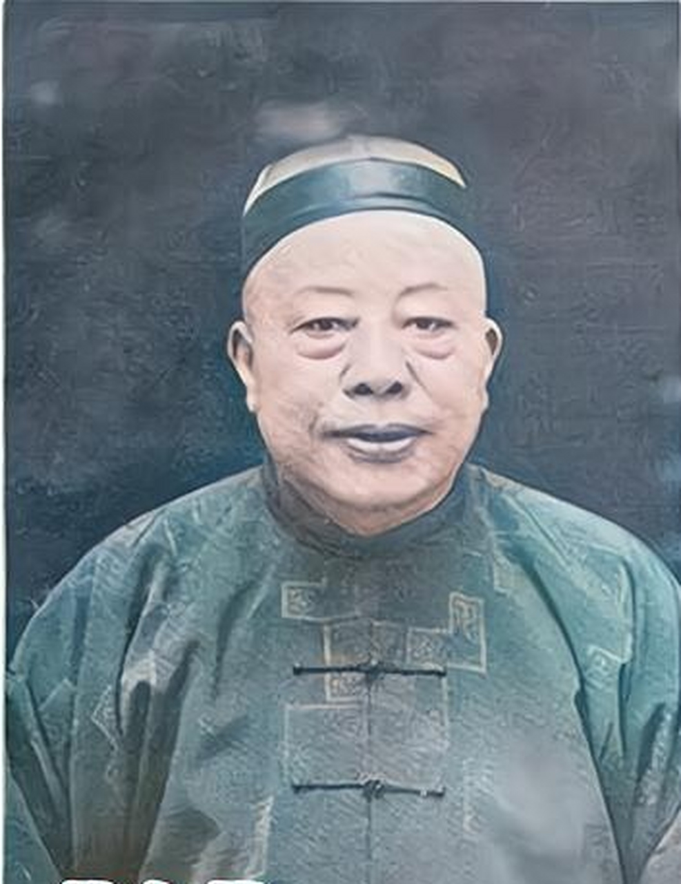 1951年的上海,一张照片中闪现着83岁的黄金荣扫大街的身影.