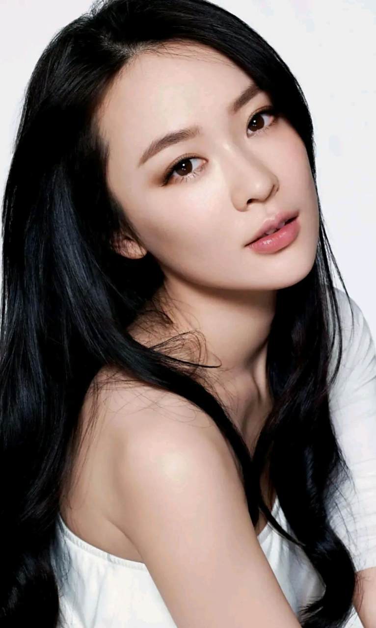 性感美女霍思燕有着清纯般的面孔,魔鬼般的身材,她在电视剧《贫嘴张大