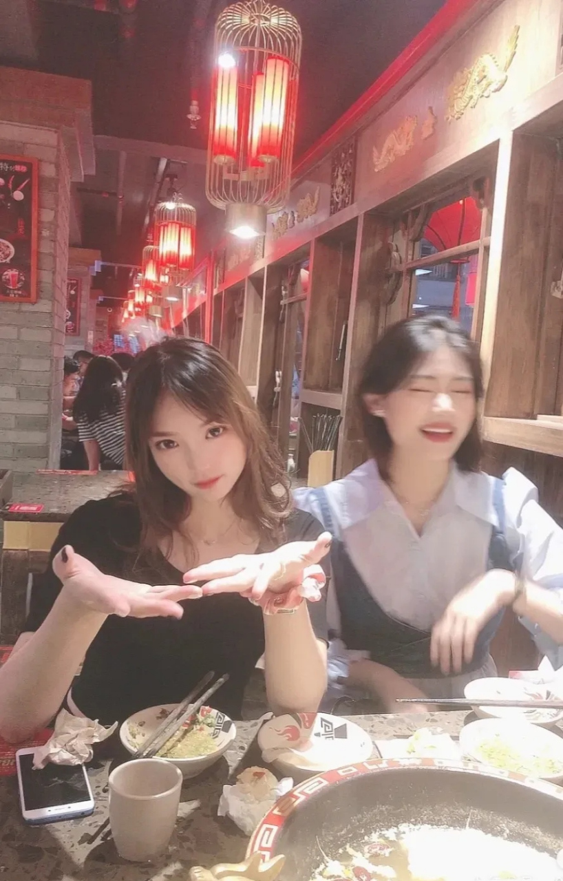 美女和闺蜜俩去火锅店吃火锅,自己带了一些食材去.