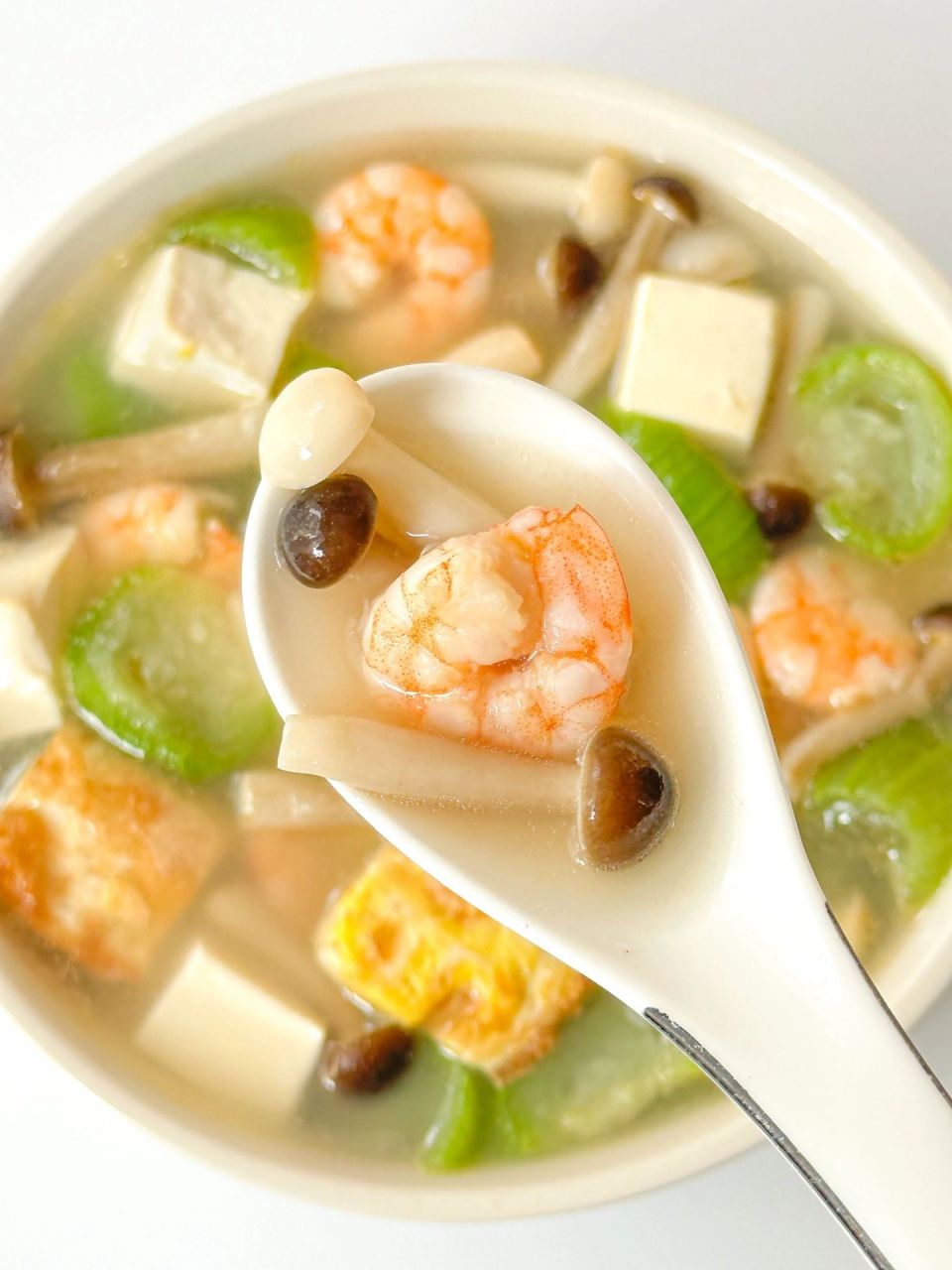 丝瓜三鲜汤又鲜又营养  食材: 丝瓜,鲜虾,蟹味菇,白玉菇,鸡蛋,豆腐