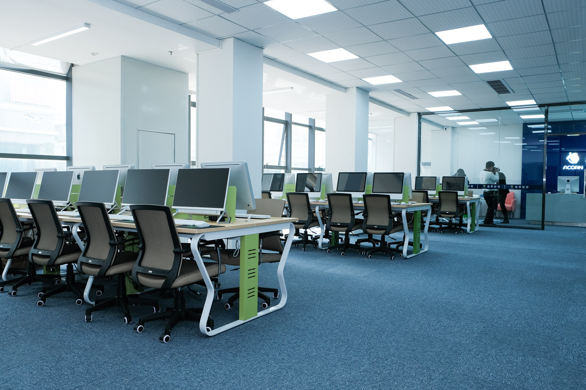 塘厦附近的电脑培训学校—橡果教育学习环境和开设课程介绍