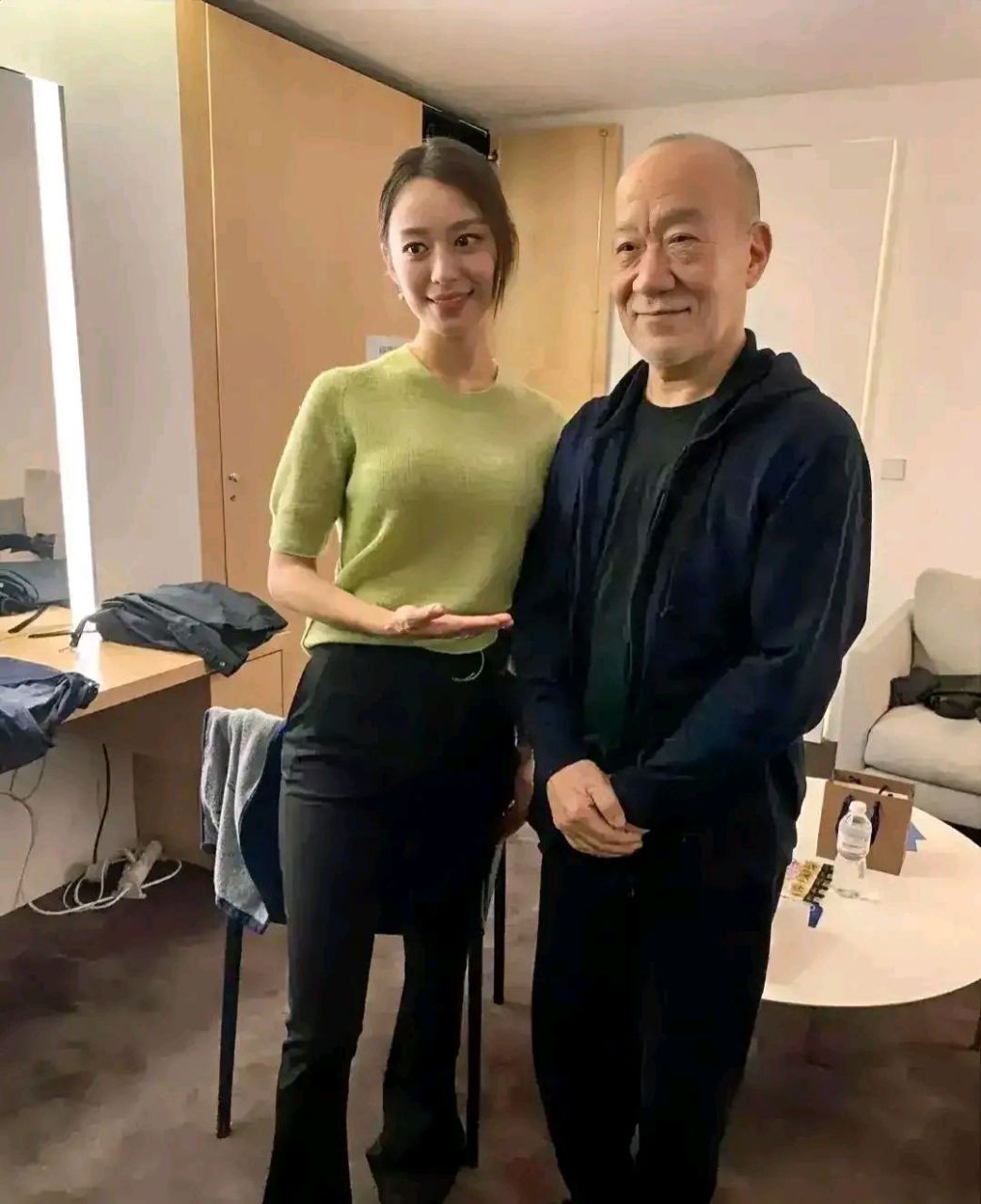 音乐大师久石让和郎朗的妻子,大美女吉娜合影时,他的左手亮了!