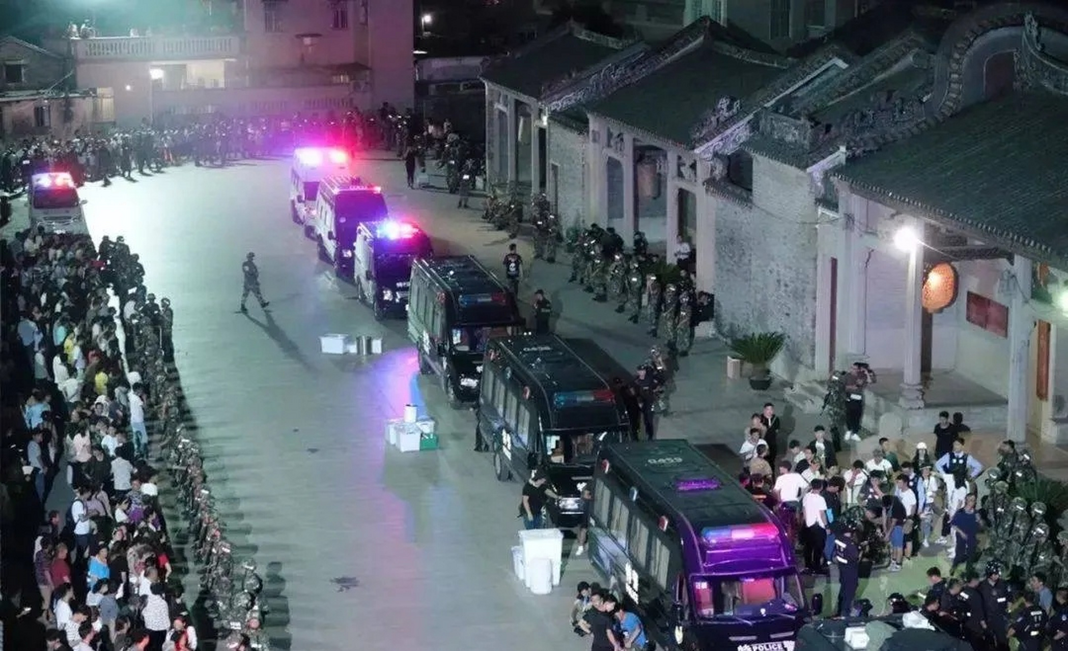 2009年,上千名特警突袭东莞,出动14辆装甲车,30架武装直升机,一夜荡平