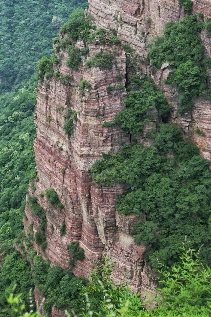 辉县西沟村位于辉县薄壁境内,和宝泉景区咫尺之隔,这里高山林立,峡谷