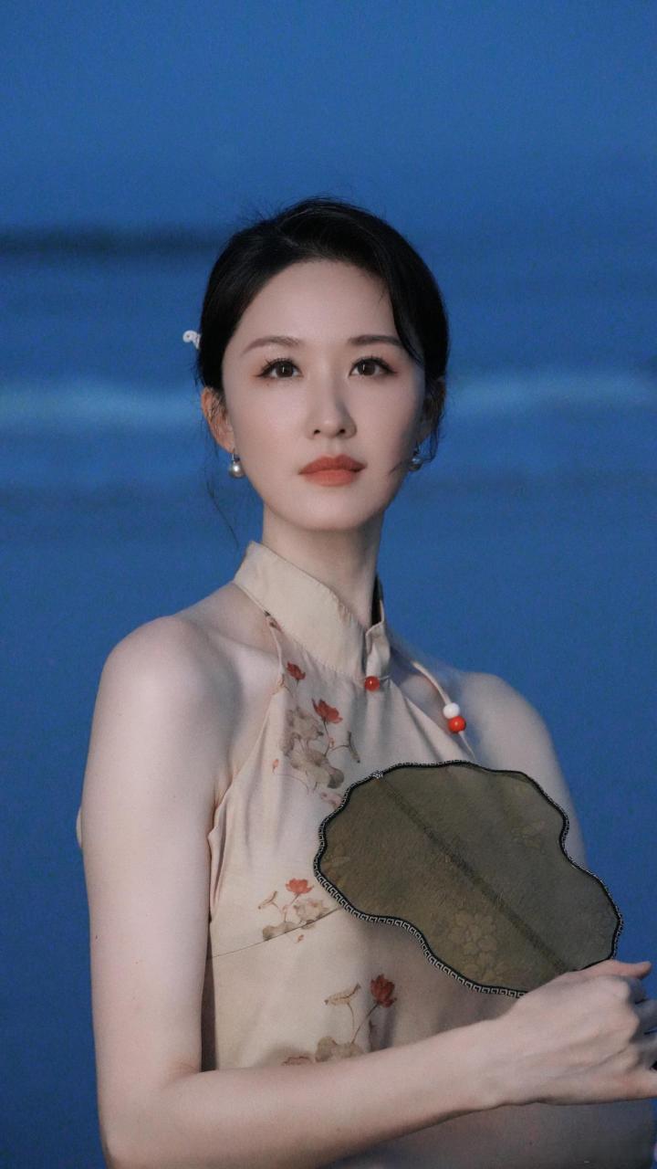 清晨天幕下的张雯,一袭露肩无袖印花旗袍裙,简直是美得让人心动啊!