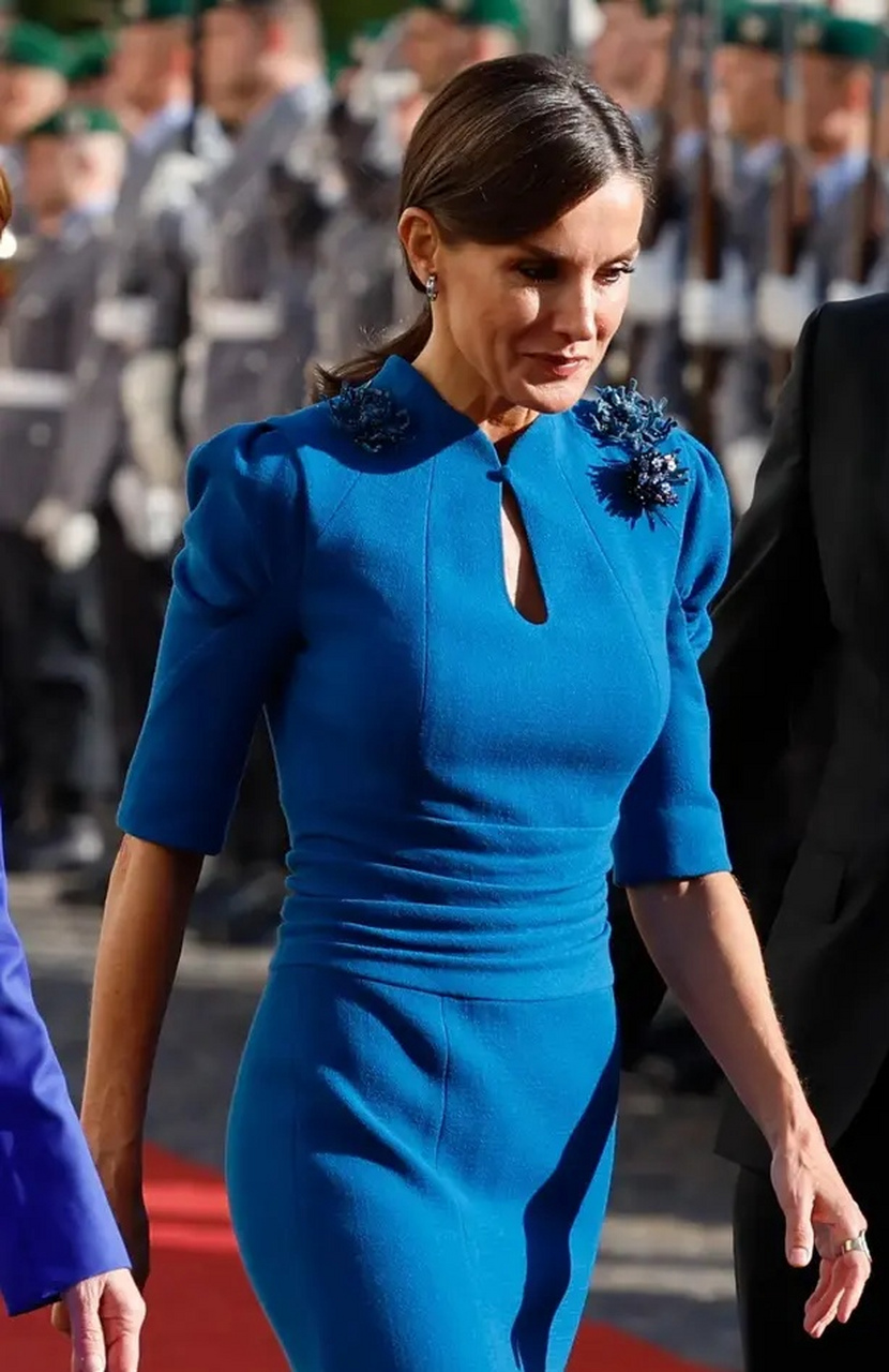 西班牙王后莱蒂齐亚在参加公主成人礼时重复穿上去年德国之行的蓝色