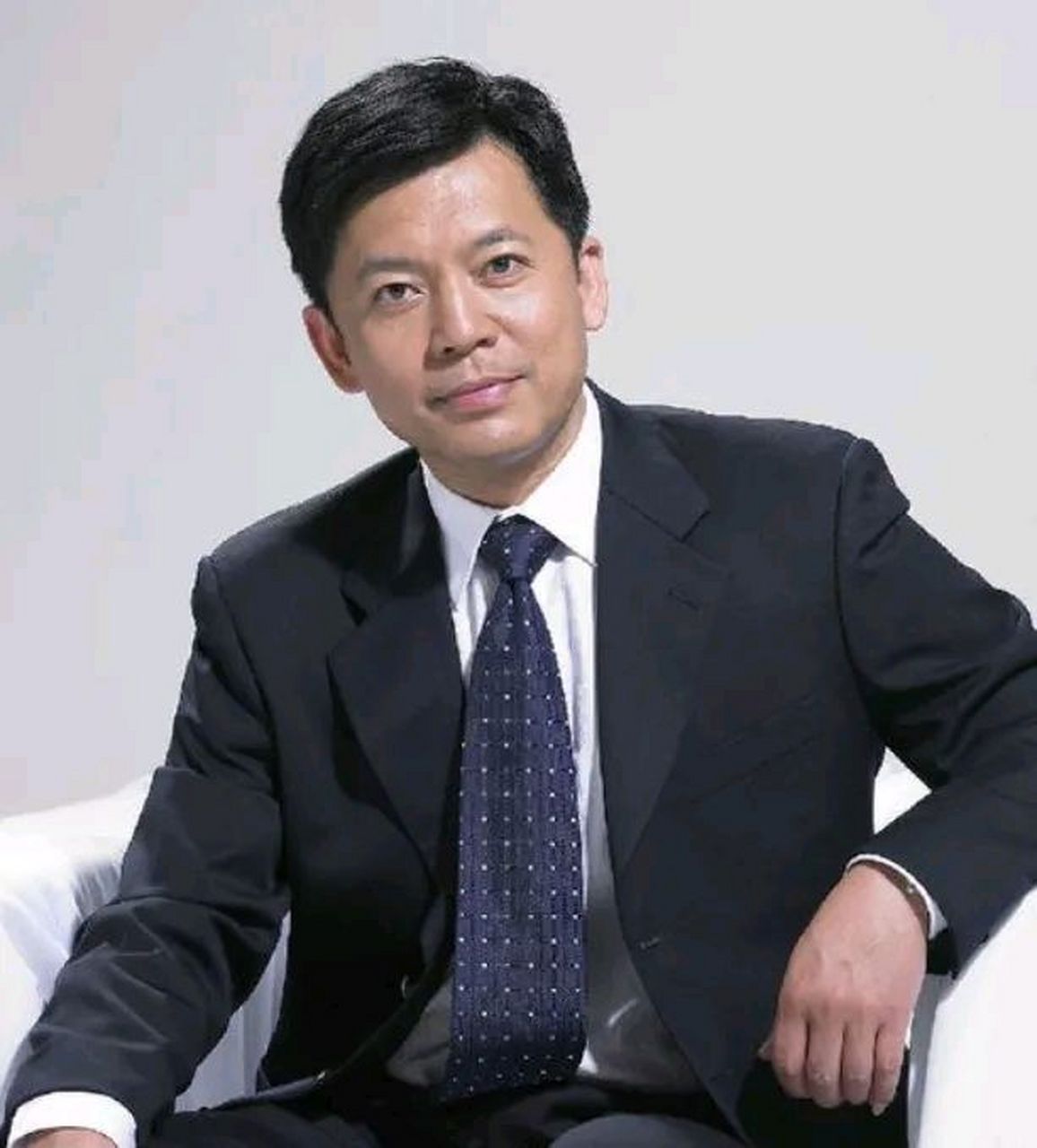 一次,倪大红路过何政军icon宿舍,听到一阵女人的声音,透过窗缝一看是