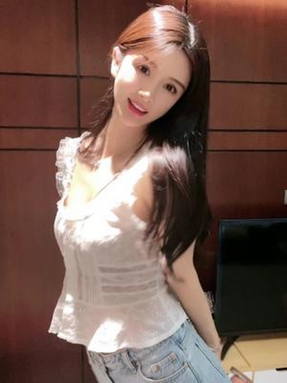 网红美女  小凡c 小凡c原名杨佳晏,来自安徽合肥,抖音网红主播