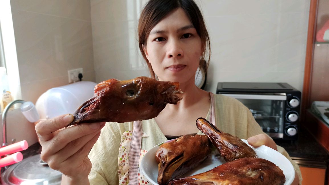 40元买4个大烧鹅头,配上简单的材料煲粥,味道竟比酒店的好吃十倍