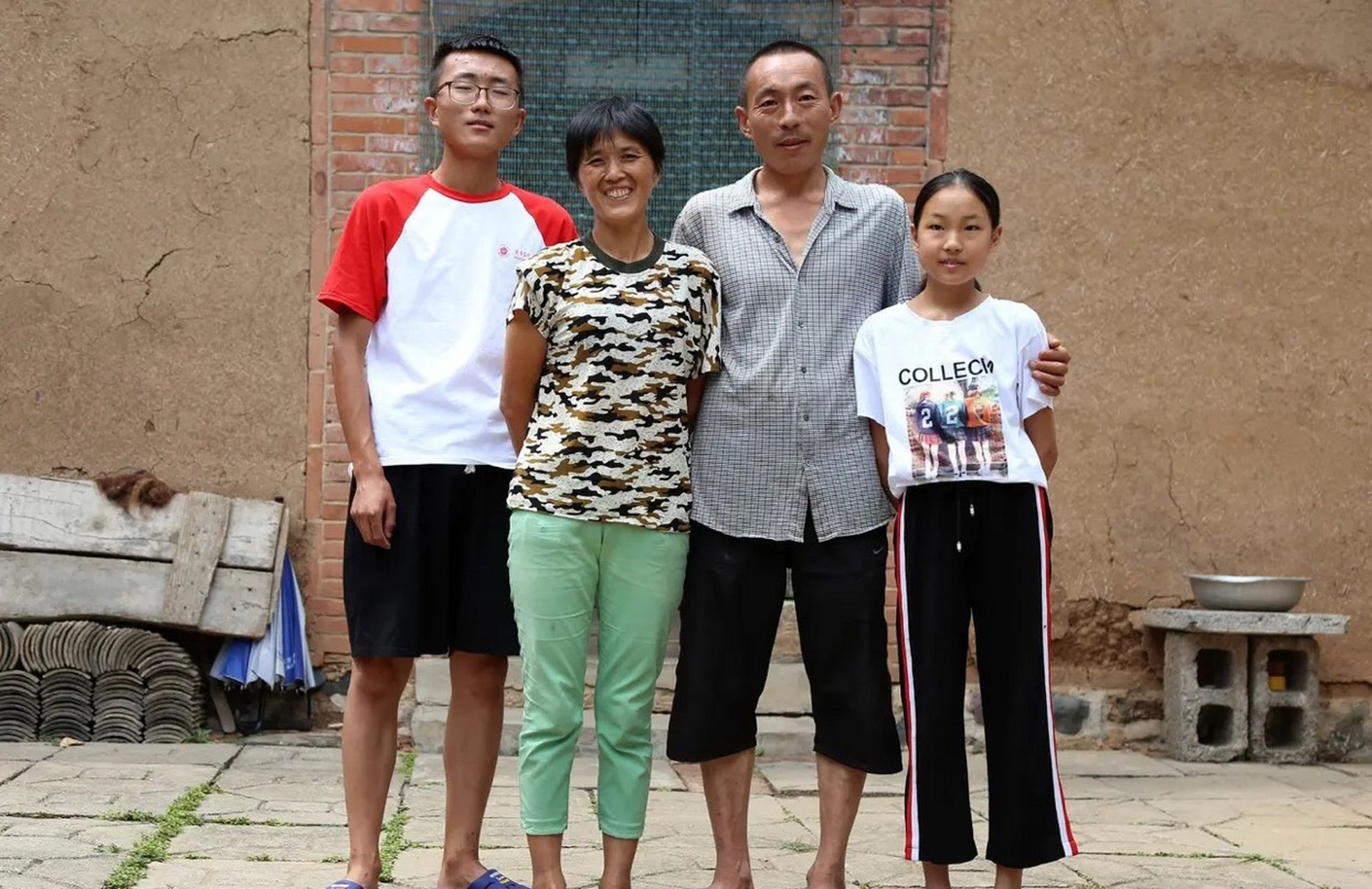 2019年,19岁的林万东跟着母亲在工地上辛苦背沙子,赚学费.