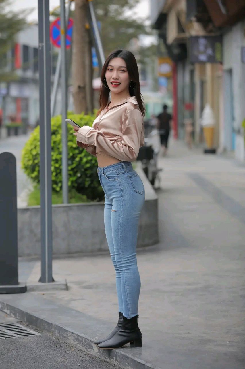 笑容迷人的紧身牛仔裤美女,展现出玲珑的身材!