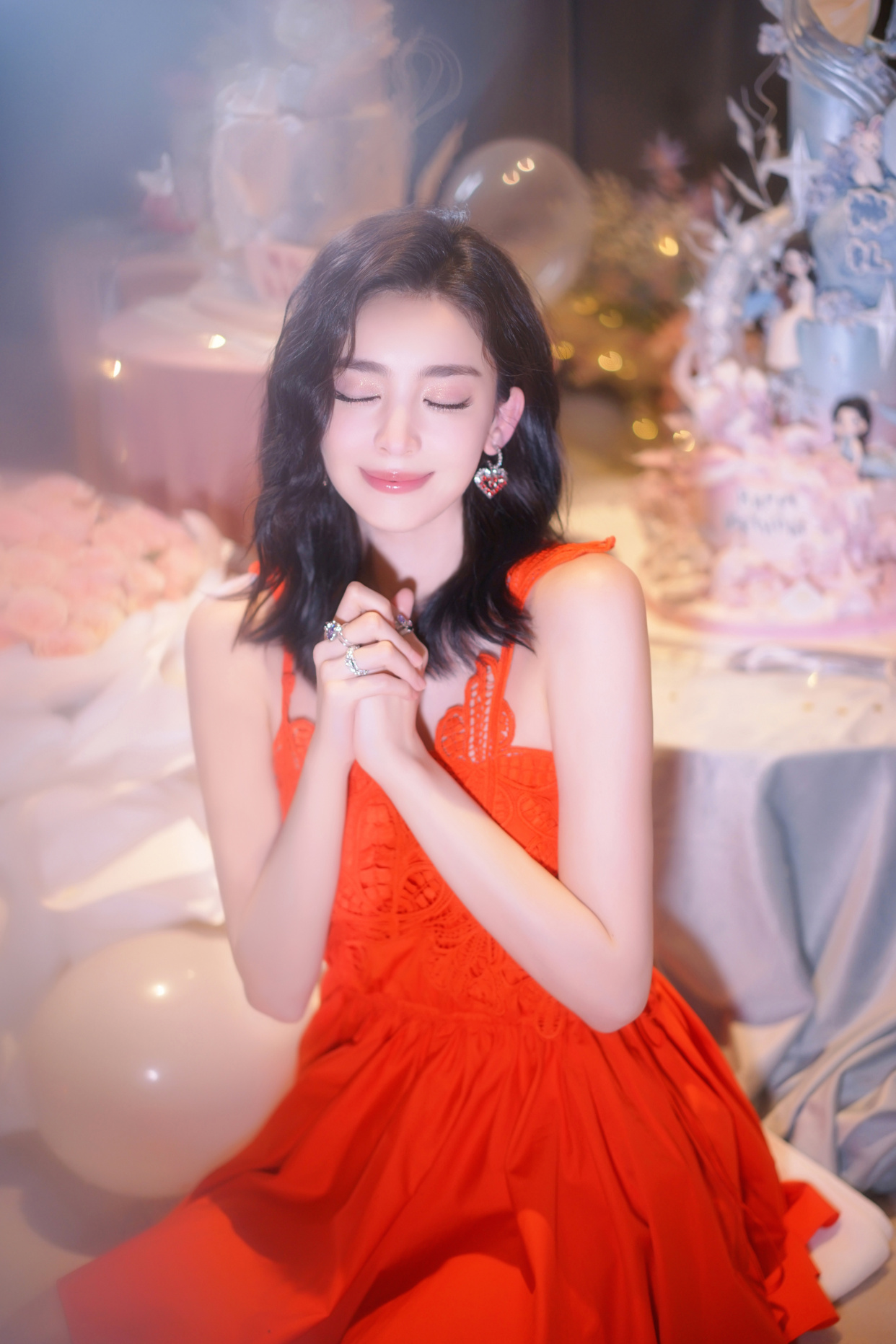 古力娜扎生日写真,红裙优雅,性感迷人