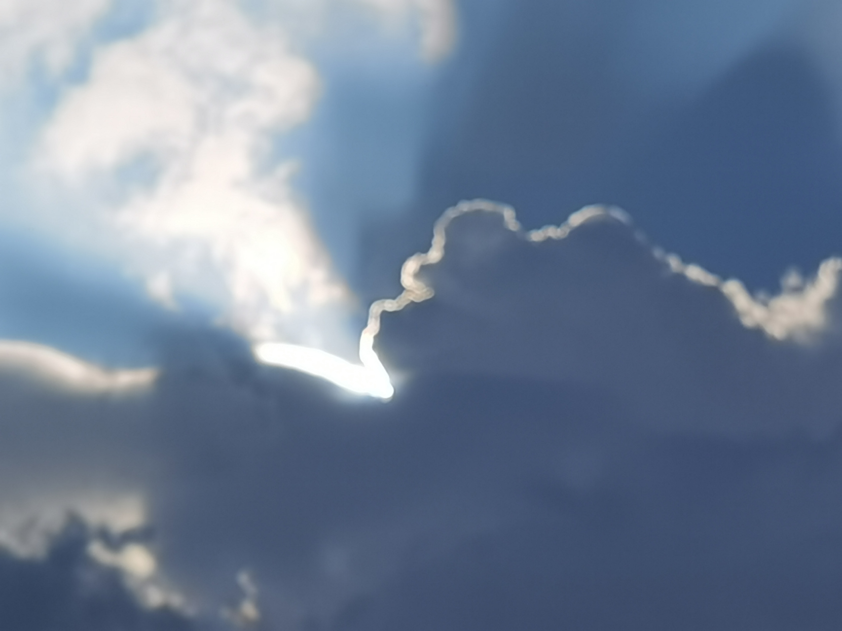 烏雲密佈,厚厚的雲層裡卻又光芒萬丈.