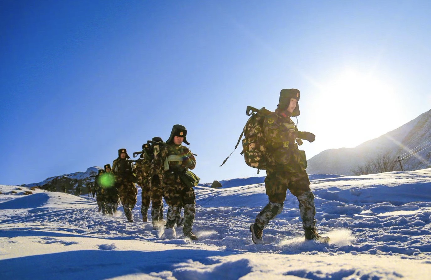 彩和白雪更配!00后新兵冬季野营拉练雪地行军