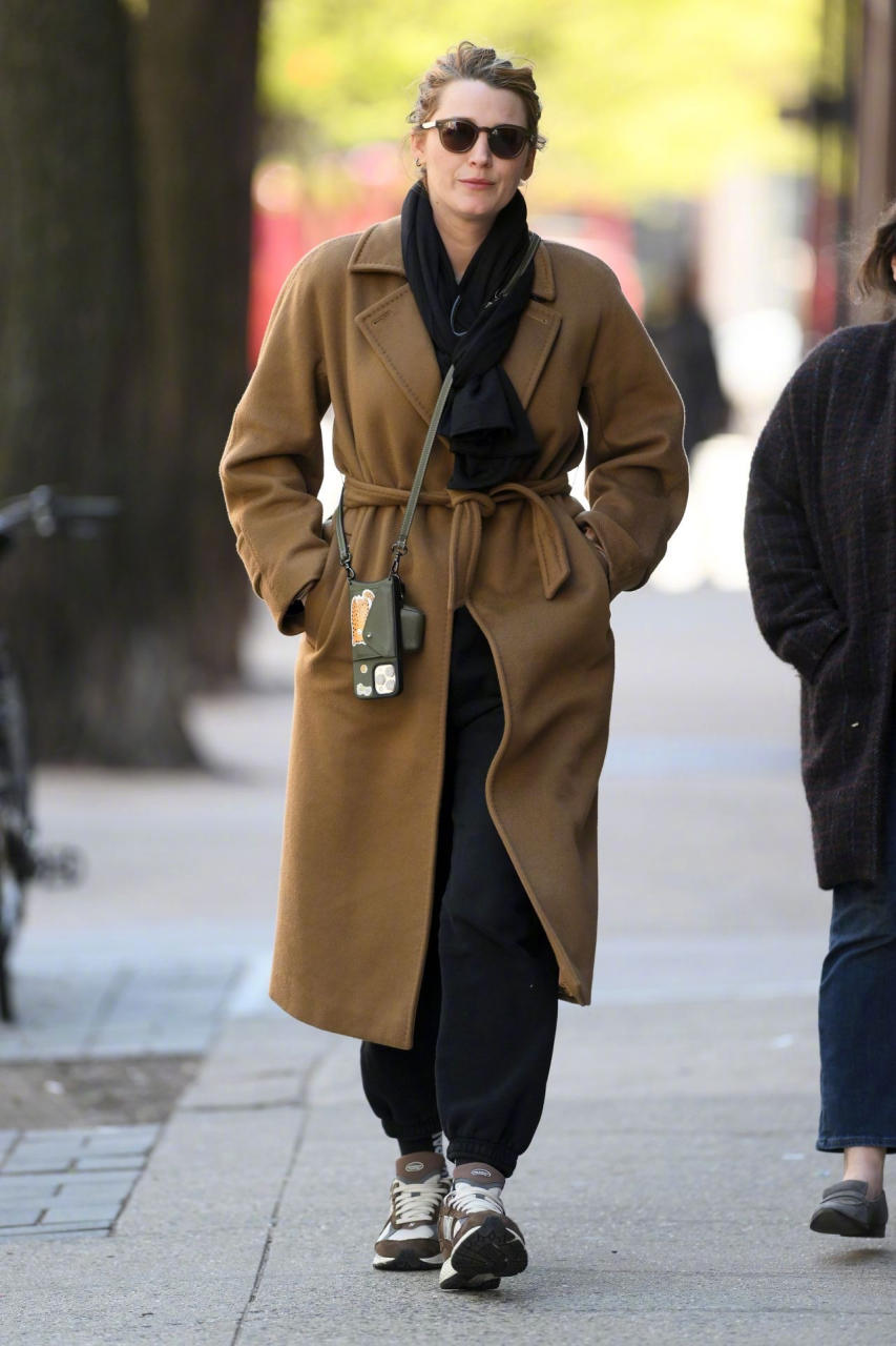 四胎产后两个月的布莱克·莱弗利(blake lively)在纽约外出的街拍.