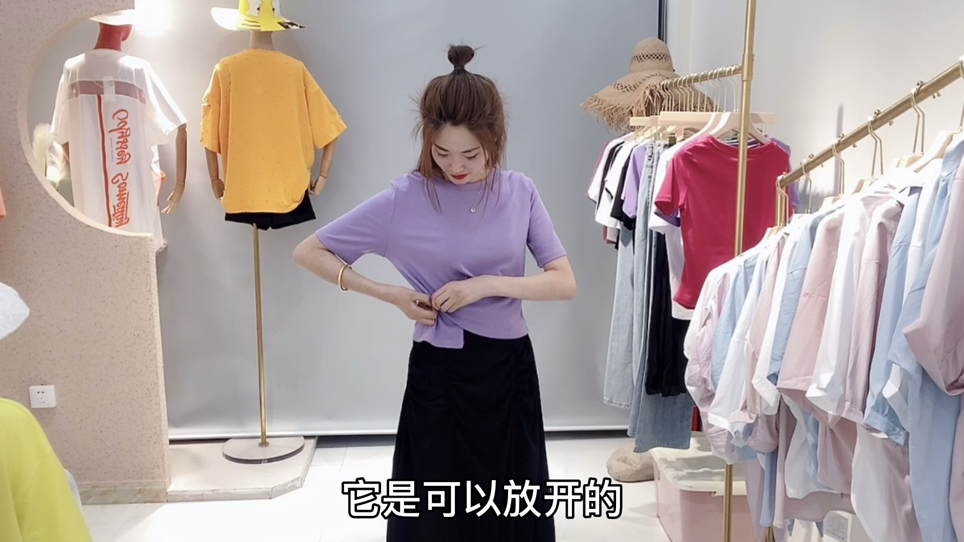 白色衬衣搭配牛仔短裤青春时尚,搭配黑色半裙气质有女人味