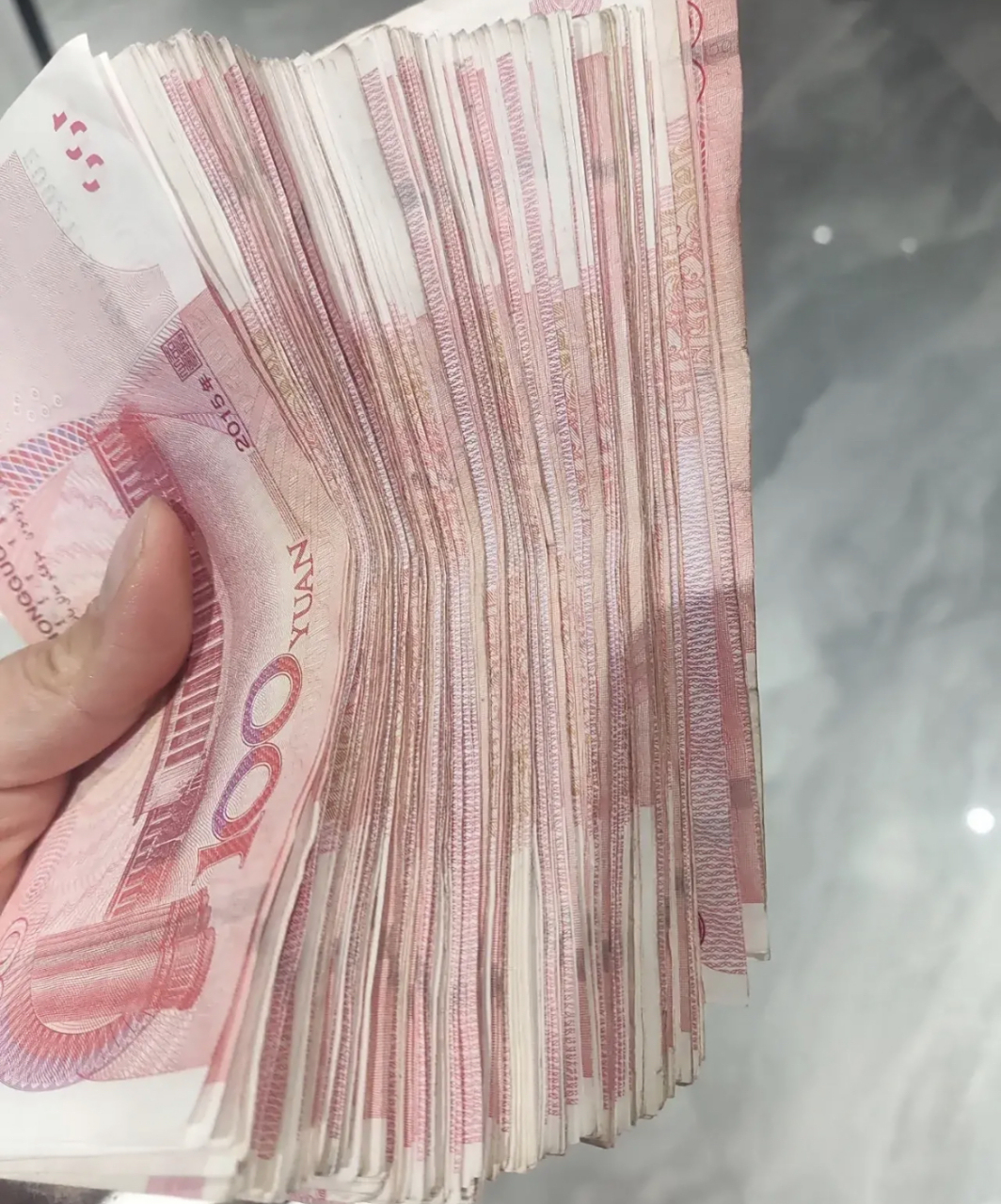 以前去银行,可以存3年或者5年的定期,利率也不错,现在却不行了.