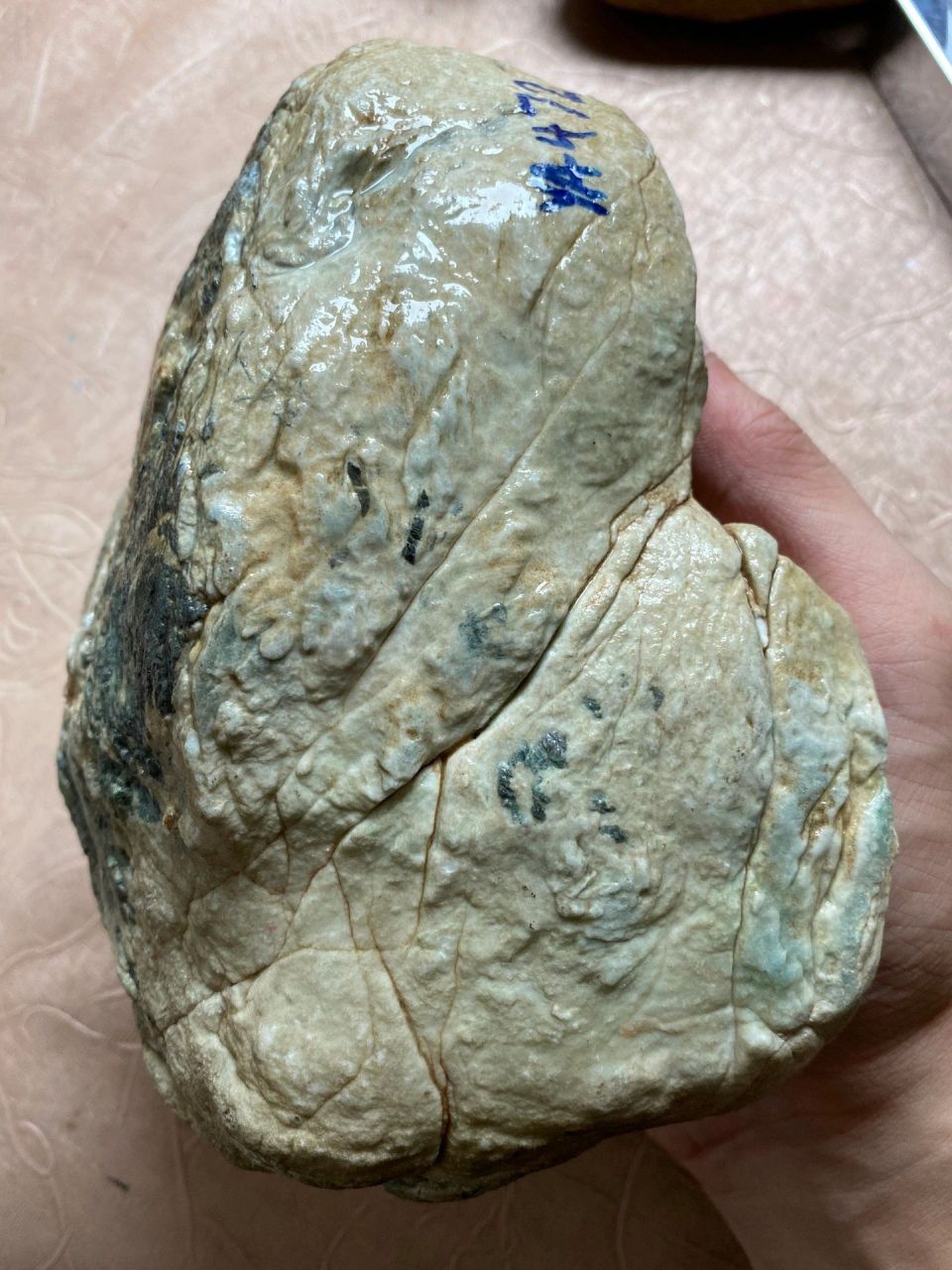 7公斤木那包浆皮脱沙料,皮壳老辣紧扎,多处脱沙表现,多数是皮壳纹,压