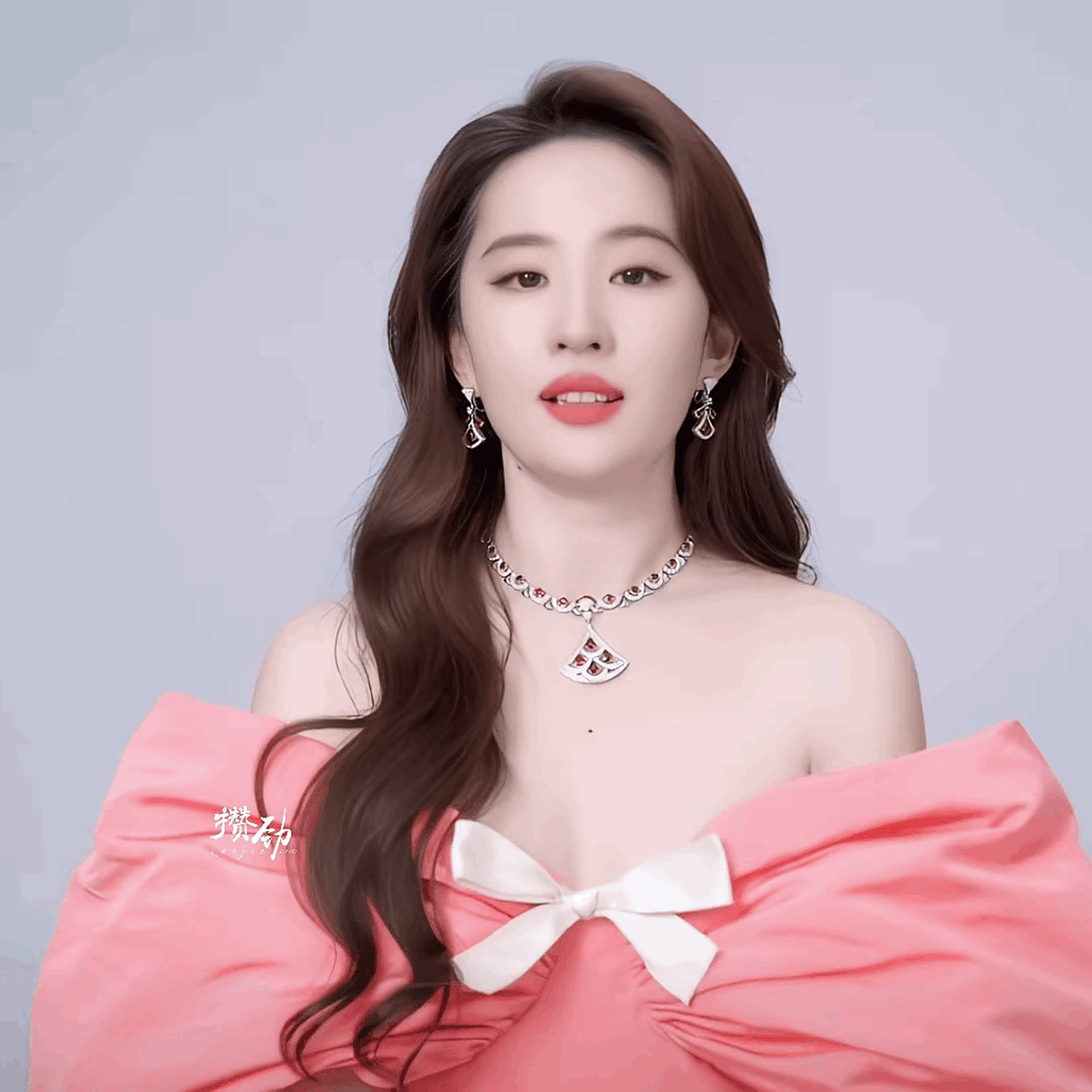 刘亦菲眉毛不对称引发热议,化妆师来挨打 刘亦菲最新动态曝光,粉色