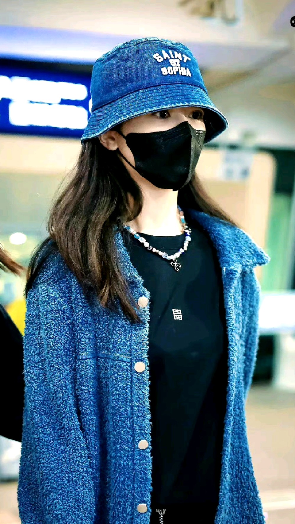 杨紫最新深圳机场照,蓝色牛仔衣简约舒适,大长腿好细