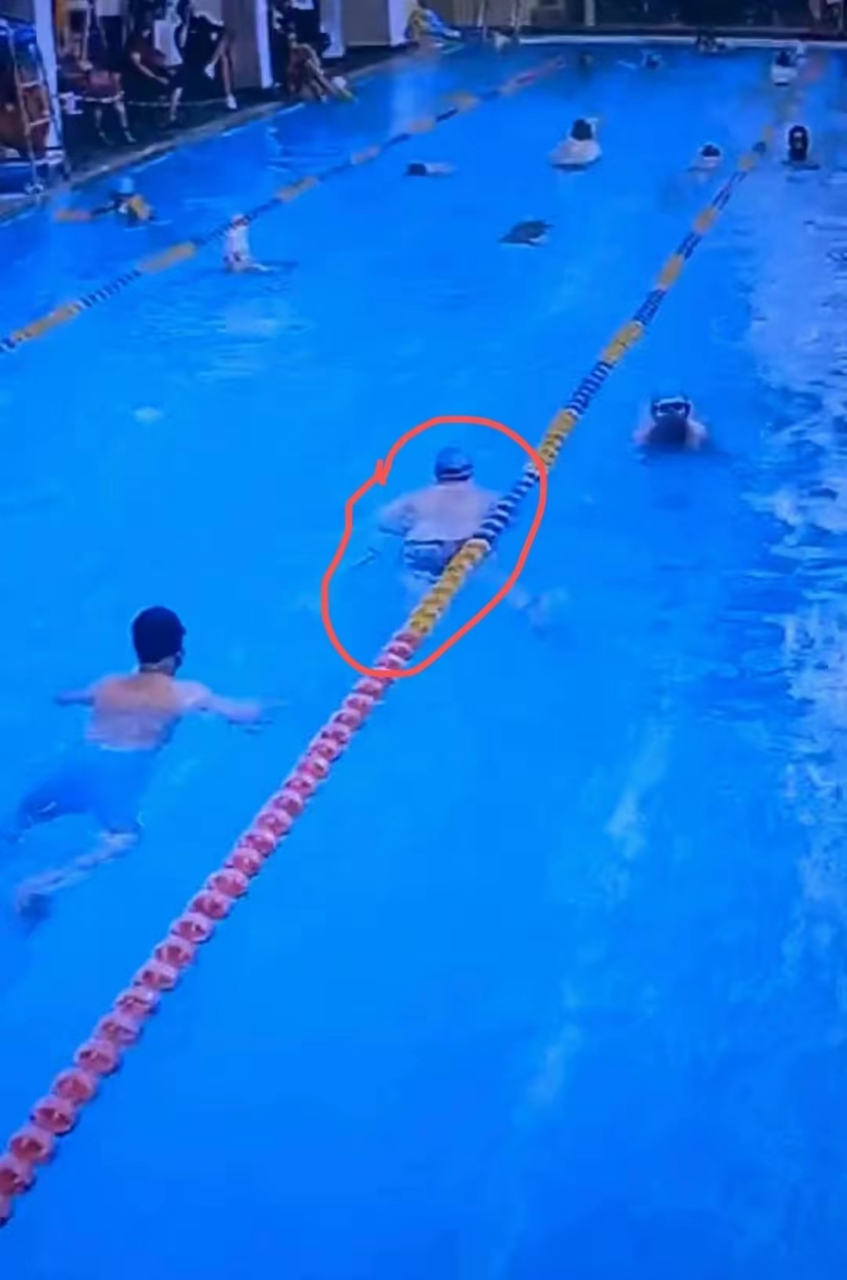 一男子在游泳池里,边游泳边脱掉泳裤大便,商家报警,男子赔偿8千元,这