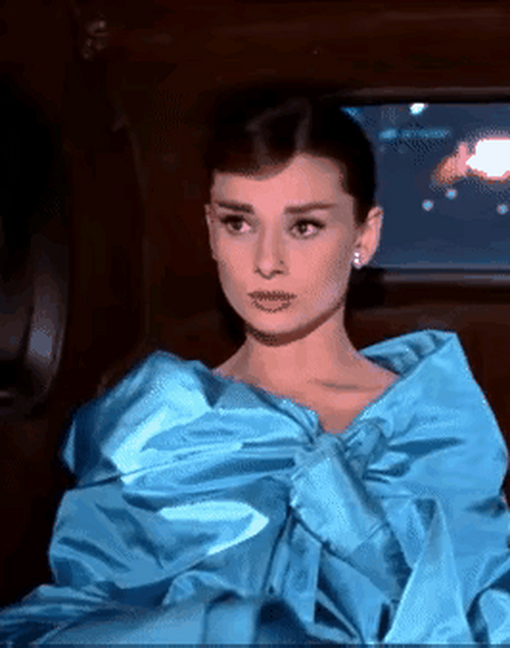 1957年,赫本在《甜姐儿》里的造型