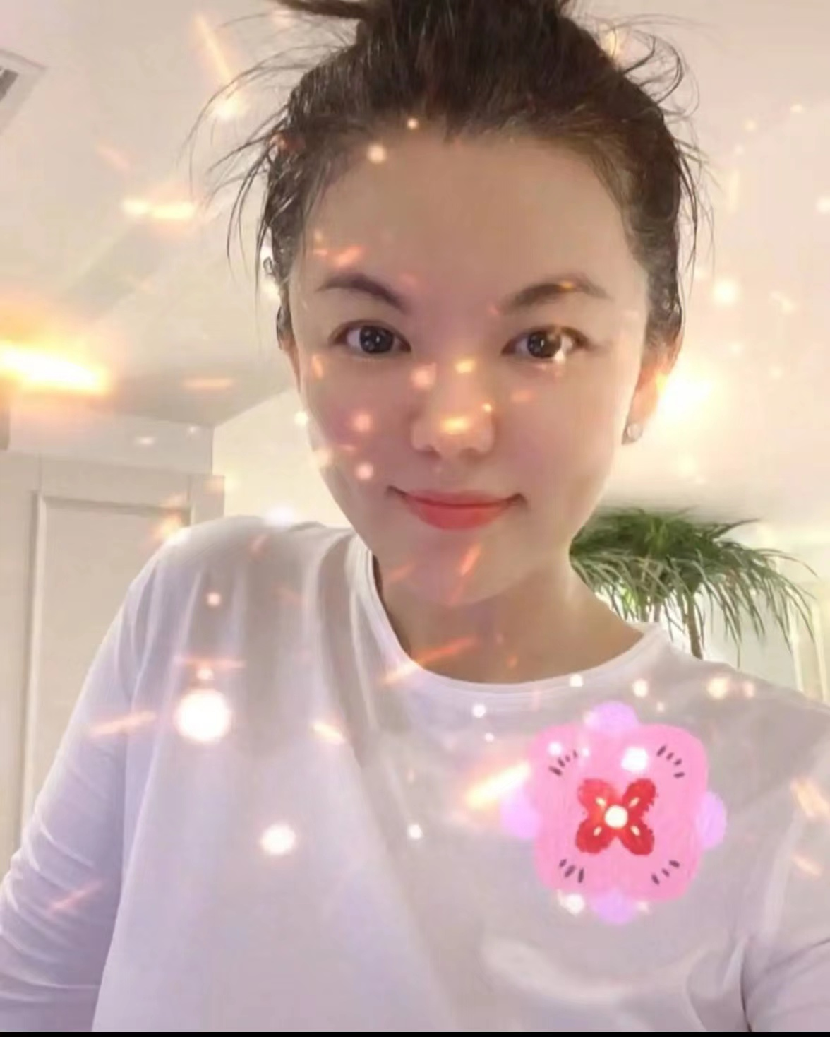 李湘凌晨两点喝酒解闷,穿v领衫戴大串珍珠,浓妆艳抹瘦出尖下巴