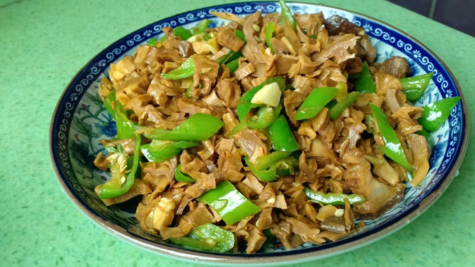 苗妹今天做青椒炒干笋,好吃不油腻,适合当夏吃