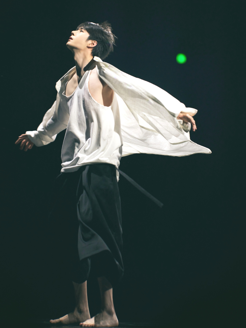 王一博赤脚跳舞,回归舞者的他更加有魅力了.